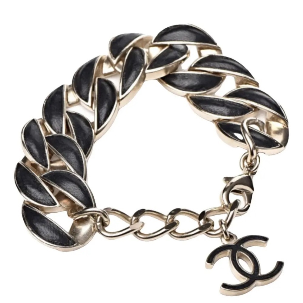 CHANEL CC Good and Black Leather Clasp Detail